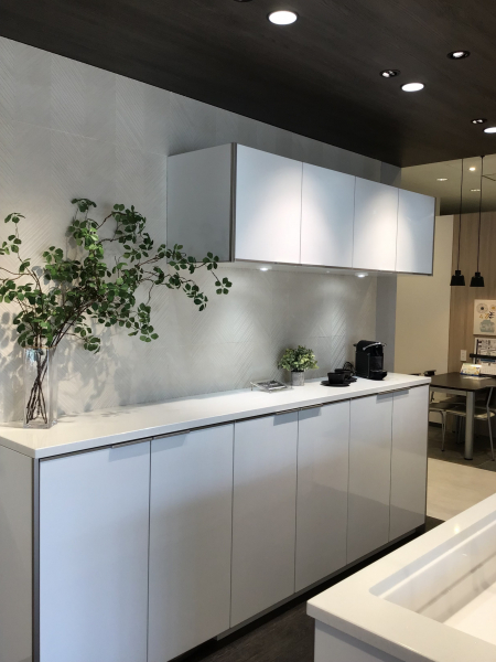 大きめ間口のカップボード。ストックから食器類まで収納たっぷりです。